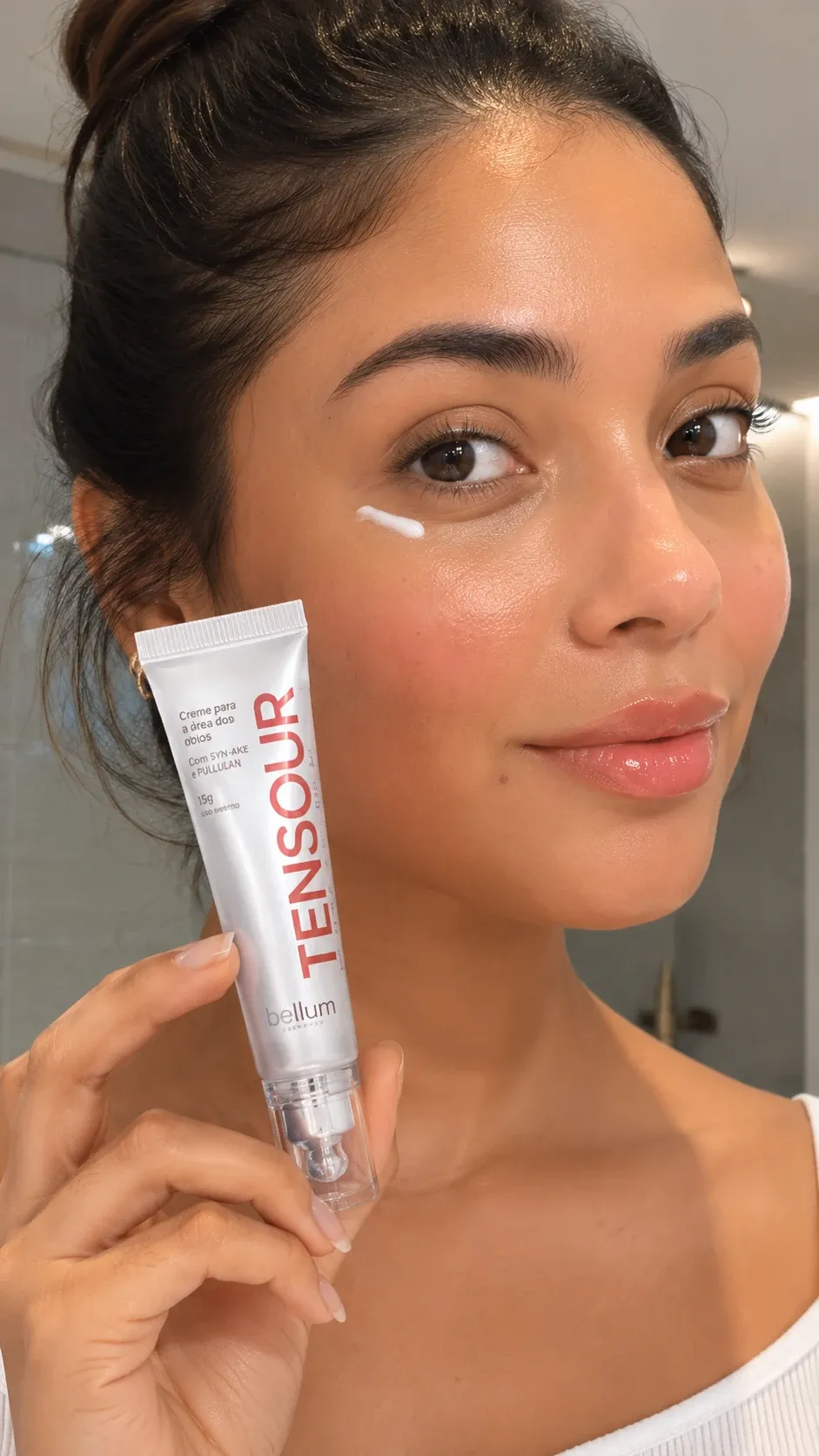 Mulher mostrando TENSOUR e aplicação sob os olhos